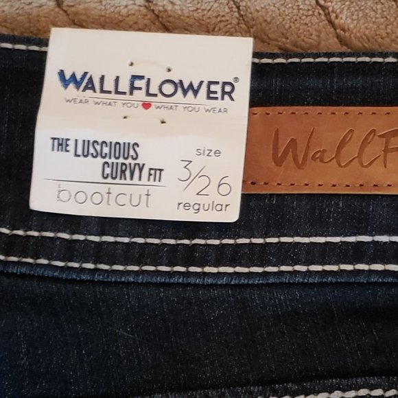Wallflower Juniors Luscious Curvy Fit Bootcut Jeans - Picture 5 of 7